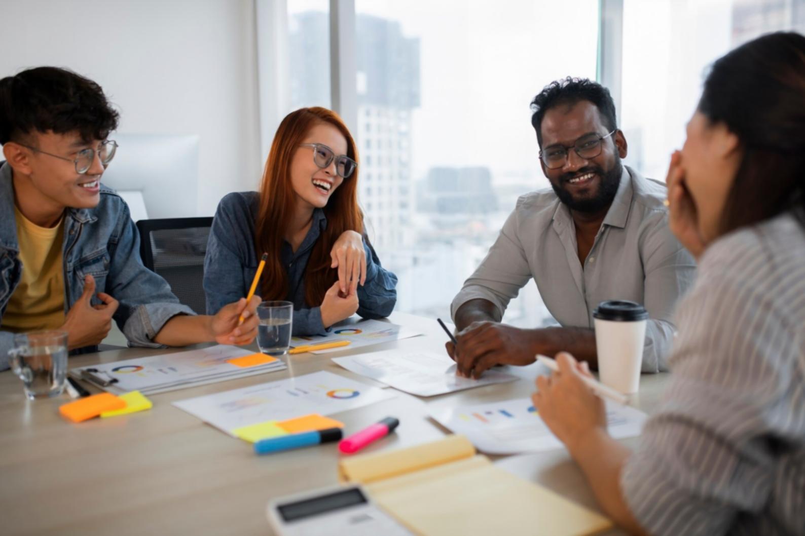 Tavolo di lavoro con quaderni e materiali per la scrittura di dialoghi