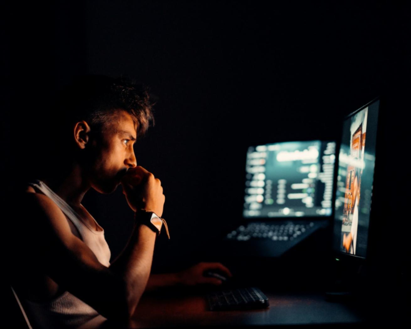 Ambiente di studio per scrittura creativa con libri e appunti
