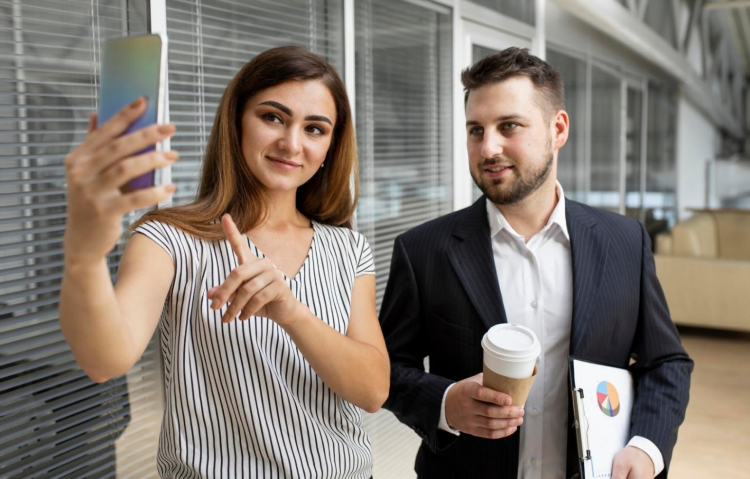 Scrittrice che lavora su dialoghi autentici in un ambiente creativo luminoso