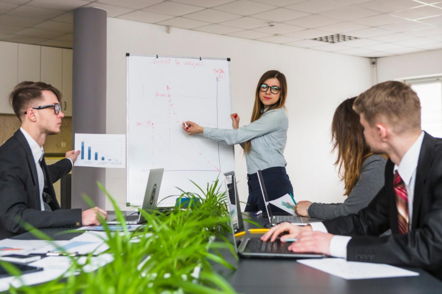 Sessione di lavoro su dialoghi con appunti e revisioni