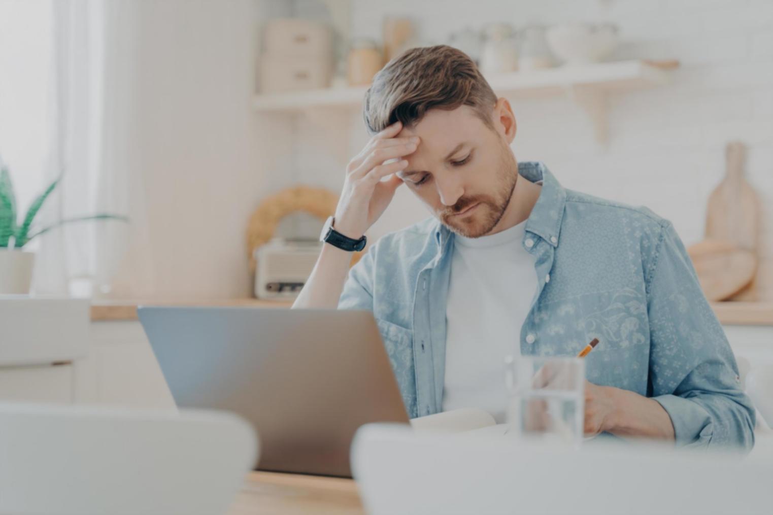 Ambiente di lavoro con materiali per scrittura dialoghi